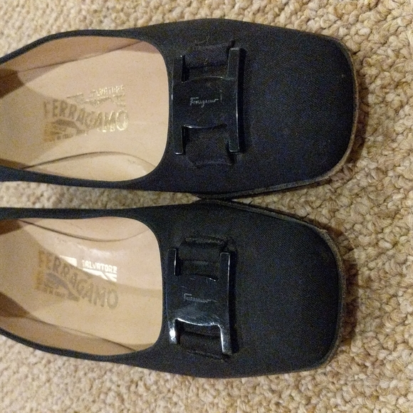 Salvatore Ferragamo Black Flats with Plastic Logo Bow 7.5 - Picture 2 of 9